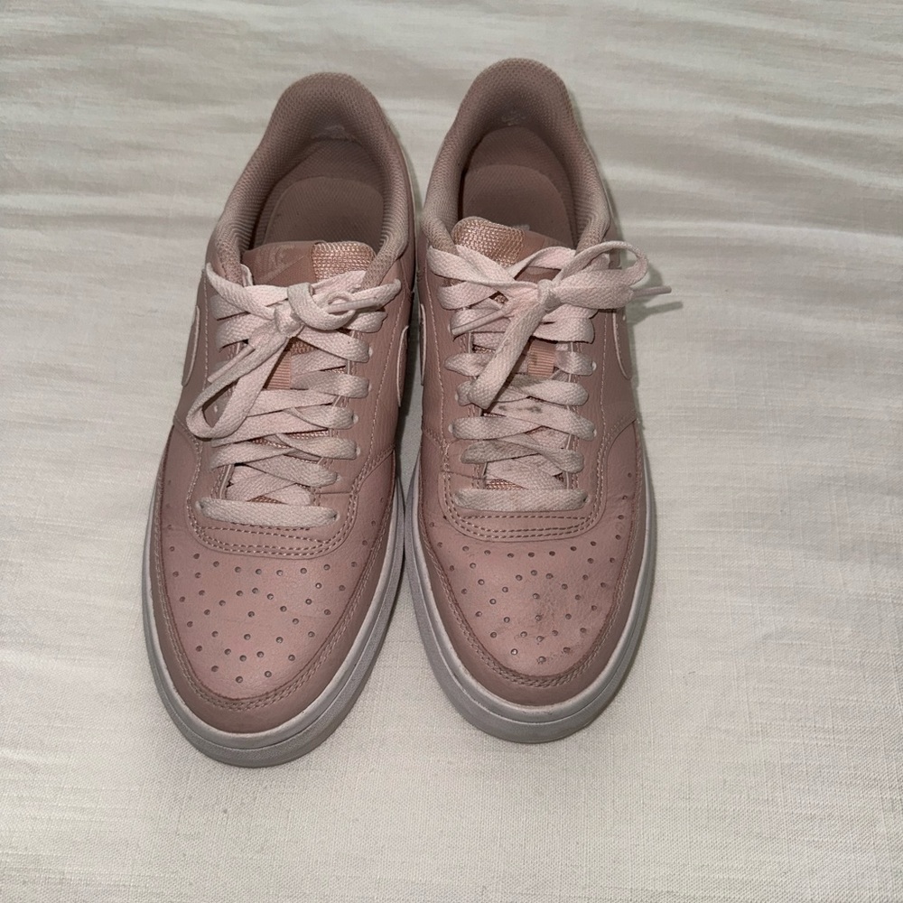 NIKE SIZE 8.5 PLATFORM COURTSIDE SHOE